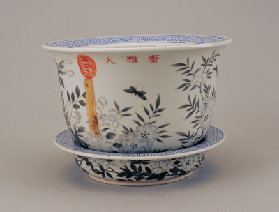 图片[1]-Round basin and toilet box with white ground, ink color and butterfly pattern-China Archive